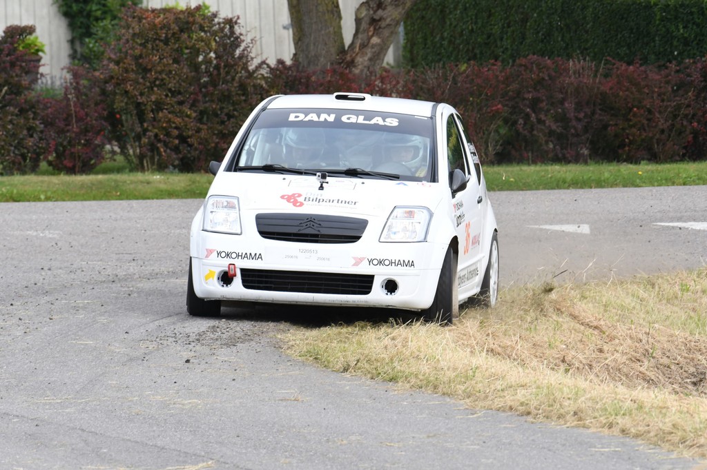 Frank Nielsen og Per Brodersen i deres Citroën C2 R2 ligger lunt i svinget på en delt andenplads i den samlede DM-stilling